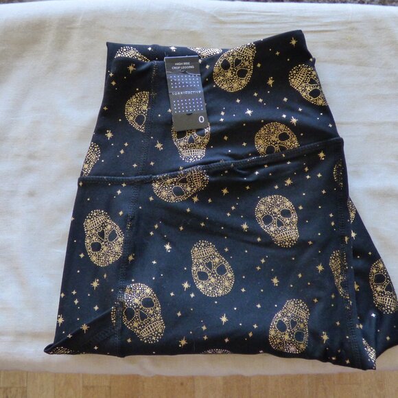 TORRID ACTIVE CROP LEGGING - PERFORMANCE CORE FOIL STAR & SKULL BLACK 0 L 12 - Picture 5 of 10